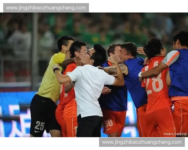 足球联赛暴力冲突升级 球员场内打架引发广泛关注与讨论