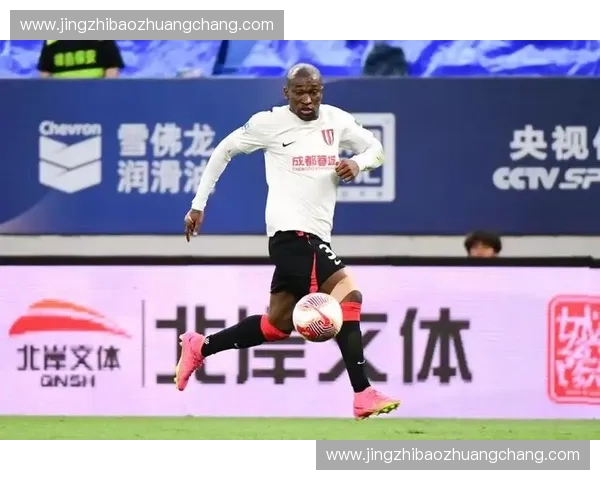 精彩对决再现绿茵场 球迷热议某场足球比赛激烈对抗与精彩进球